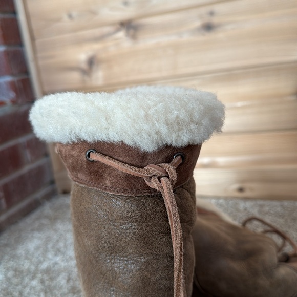 Ugg Leather and Sheep skin Lined Boots Size 8 - Picture 6 of 8